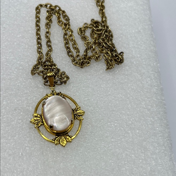 Gold Tone and Light Pink Stone Oval Leaf Pendant Necklace Vintage - Picture 16 of 16